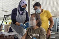 Impulsa Malasia inyección de dosis de refuerzo contra el COVID-19 para personas mayores