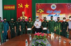 Entregan obsequios de Asamblea Nacional de Vietnam a soldados en provincia de Tay Ninh