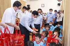 Titular legislativo entrega regalos a personas con pocos recursos en Ciudad Ho Chi Minh por Tet