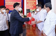 Presidente del Parlamento vietnamita felicita a fuerzas de seguridad y salud de Ca Mau por el Tet