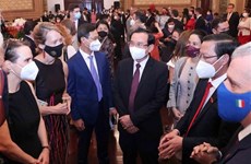 Dirigentes de Ciudad Ho Chi Minh se reúnen con delegaciones consulares