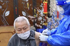 Instan a localidades vietnamitas a acelerar vacunación contra el COVID-19 durante el Tet