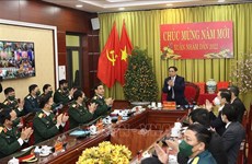 Primer ministro de Vietnam visita Fuerza aérea y antiaérea en vísperas del Tet