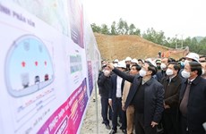 Primer ministro vietnamita inspecciona progreso de proyectos de la autopista Norte-Sur