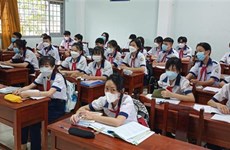 Jardines de infantes y escuelas primarias en Vietnam reabren para recibir a alumnos