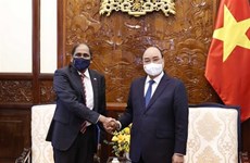 Presidente vietnamita recibe a embajadores de Singapur y Egipto