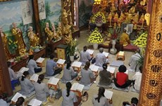 Vietnamitas residentes en Laos oran por la paz y prosperidad