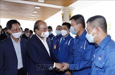 Presidente de Vietnam entrega obsequios a trabajadores de planta de refinería de Binh Son