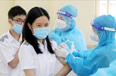 Administran segunda dosis contra COVID-19 a vietnamitas de 12 a 17 años