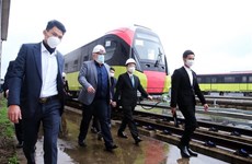 Vicepresidente ejecutivo de Comisión Europea visita proyecto de ferrocarril urbano Nhon-Hanoi