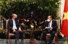 Presidente vietnamita dialoga con empresas líderes singapurenses en finanzas y energías