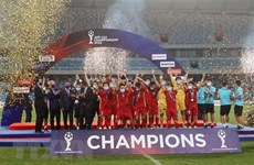 Dirigentes vietnamitas felicitan a selección de fútbol sub-23 por ganar campeonato regional