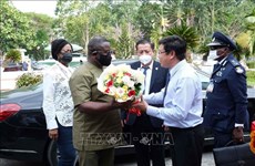Presidente de Sierra Leona visita Instituto de Investigación del Arroz del Delta del Mekong en Vietnam