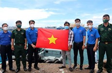 Entregan cientos de banderas nacionales a pescadores en isla vietnamita de Phu Quy