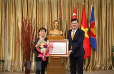 Entregan distinciones vietnamitas a exembajadora de Singapur en Vietnam