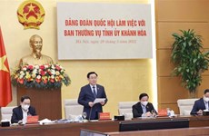 Presidente del Parlamento de Vietnam sostiene reunión de trabajo con dirigentes de provincia de Khanh Hoa