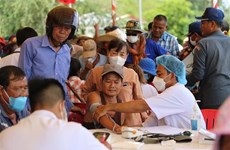 Efectúan examen de salud para cientos de personas de origen vietnamita en Camboya