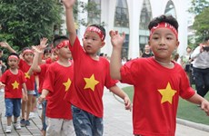 Padres y maestros manifiestan alegría por reapertura de jardines de infancia en Hanoi