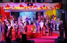 Estudiantes laosianos en Vietnam celebran Festival Bunpimay