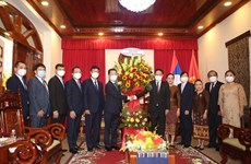 Dirigentes de ciudad vietnamita felicitan a diplomáticos de Laos por fiesta Bunpimay 