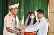 Otorgan medalla de valentía a oficial vietnamita por salvar vidas a accidentados