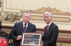 Dirigente de Ciudad Ho Chi Minh recibe a director del Instituto de Competitividad de Asia