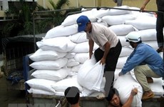 Entregan arroz a personas necesitadas en provincia vietnamita 
