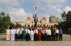 Dirigentes de Ciudad Ho Chi Minh rinden tributo a mártires 