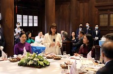 Presidenta griega asiste a fiesta del té ofrecida por vicepresidenta vietnamita