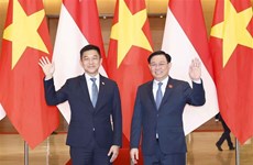 Presidente de la Asamblea Nacional de Vietnam recibe a su homólogo singapurense