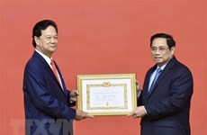 Confieren a exprimer ministro de Vietnam insignia por 55 años de membresía del PCV