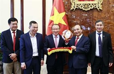 Presidente vietnamita recibe a entrenadores de fútbol masculino y femenino
