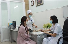 Vietnam reporta más de mil nuevos casos de COVID-19