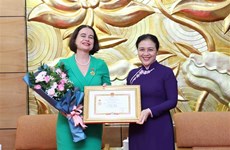Entregan en Vietnam insignia de amistad a embajadora australiana