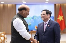 Primer ministro de Vietnam recibe al ministro de Defensa de la India