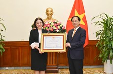 Entregan Orden de Amistad a la embajadora de Australia en Vietnam