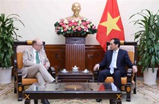 Canciller vietnamita afirma la importancia de relaciones con Suecia