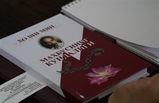  “Diario de la Prisión” del Presidente Ho Chi Minh traducido en uzbeko 