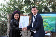 Presentan exposición de óleos de pintora vietnamita en Italia  