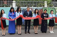 Inauguran mural kazajo en Vietnam 