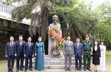 Vicepresidenta vietnamita colora ofrendas florales ante monumento del Presidente Ho Chi Minh en Filipinas