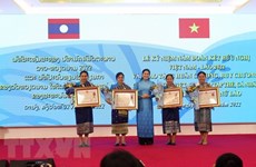 Otorgan distinción de Estado vietnamita a la Unión de Mujeres de Laos