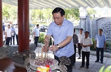Presidente del Parlamento vietnamita rinde homenaje a mártires nacionales 