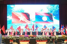 Laos otorga gran importancia a la amistad y especial solidaridad con Vietnam, señaló presidente