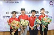 Todos los concursantes vietnamitas en IChO 2022 conquistan preseas doradas