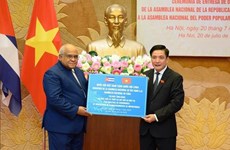 Asamblea Nacional de Vietnam entrega obsequios a órgano legislativo de Cuba