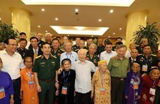 Vietnam presta atención a personas con méritos revolucionarios, afirma máximo dirigente partidista