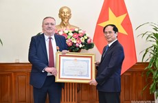 Entregan Orden de Amistad al embajador húngaro en Vietnam