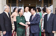 Presidente de Parlamento vietnamita se reúne con miembros del Club de Economía, Cultura y Turismo