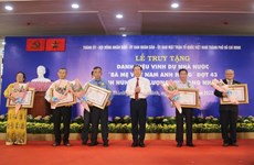Ciudad Ho Chi Minh honra a personas con méritos revolucionarios 